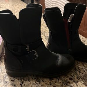 Cute black Ugg boots. EUC. Size 5 women, will fit 3.5 kids. ❄️